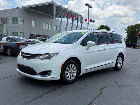 Used 2019 Chrysler Pacifica Touring-L FWD image 7