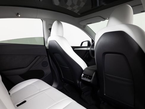 Used 2024 Tesla Model Y Long Range image 23