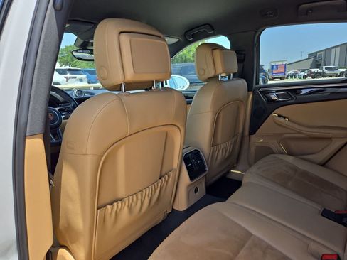 Used 2018 Porsche Macan AWD/4WD image 17