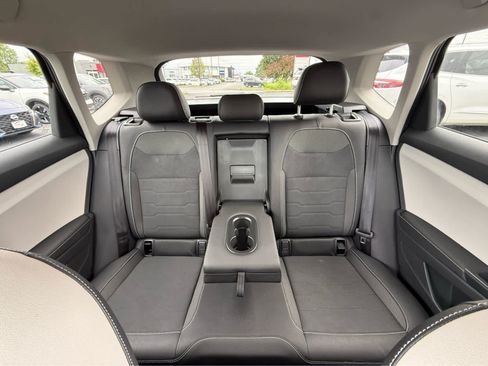 Used 2025 Volkswagen Taos SE FWD image 17