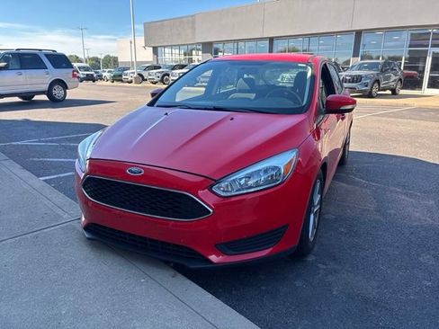 Used 2017 Ford Focus SE FWD image 1