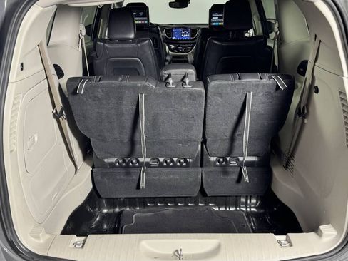 Used 2022 Chrysler Pacifica Touring-L w/ Uconnect Theater Family Group FWD image 34