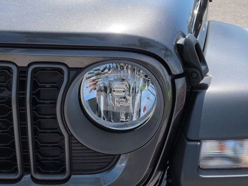 Used 2024 Jeep Gladiator Sport AWD/4WD image 10