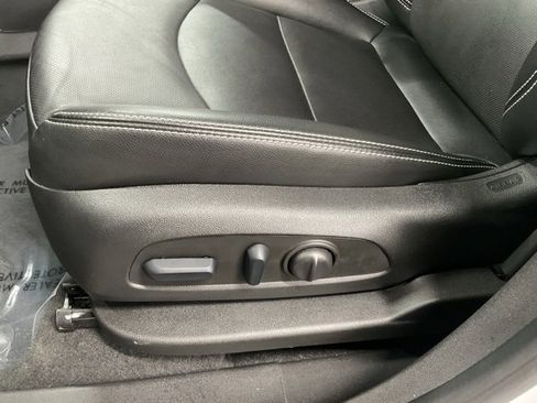 Used 2024 GMC Terrain SLT image 32