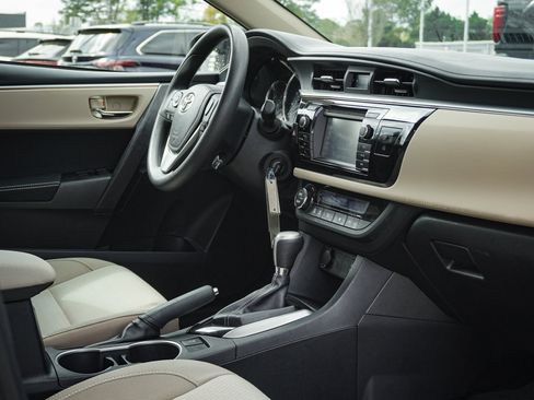 Used 2015 Toyota Corolla LE image 34