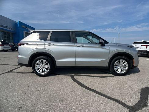 Used 2025 Mitsubishi Outlander ES image 12