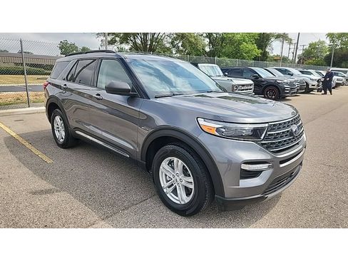 Used 2023 Ford Explorer XLT w/ Equipment Group 202A AWD/4WD image 4