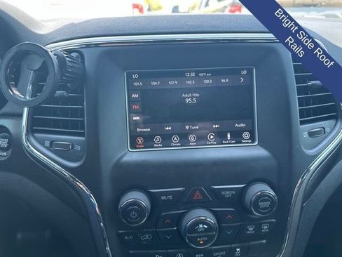 Used 2018 Jeep Grand Cherokee Laredo RWD image 16