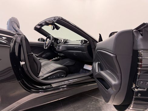 Used 2016 Ferrari California T RWD image 23
