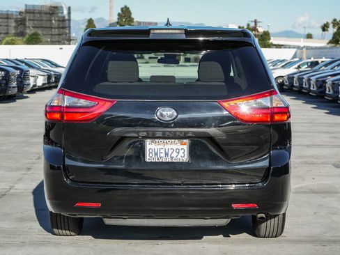 Used 2020 Toyota Sienna L image 8