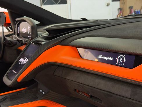 Used 2024 Lamborghini Revuelto image 20