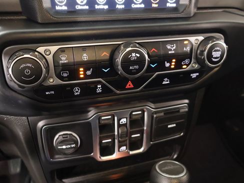 Used 2020 Jeep Gladiator Overland w/ Dual Top Group AWD/4WD image 8
