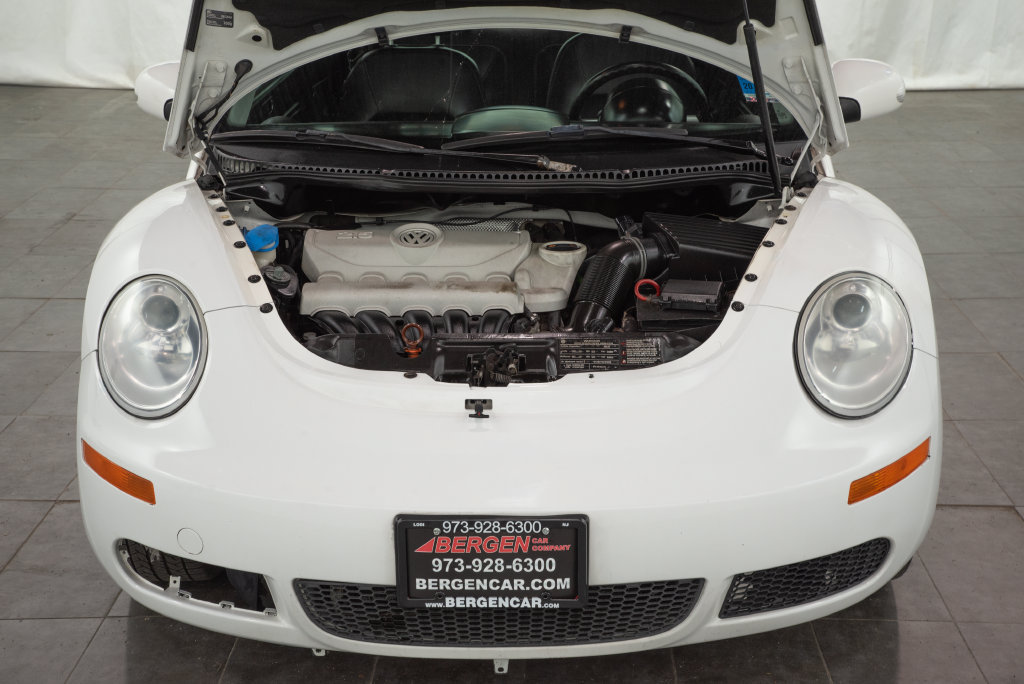 Used 2010 Volkswagen Beetle Coupe FWD image 2