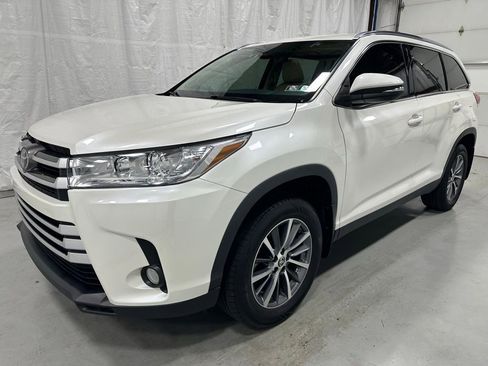 Used 2019 Toyota Highlander XLE AWD/4WD image 3