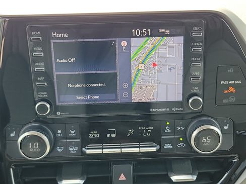Used 2021 Toyota Highlander XLE FWD image 9