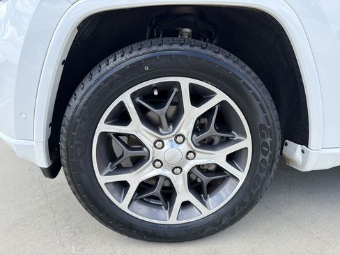 Used 2019 Jeep Grand Cherokee Overland AWD/4WD image 12