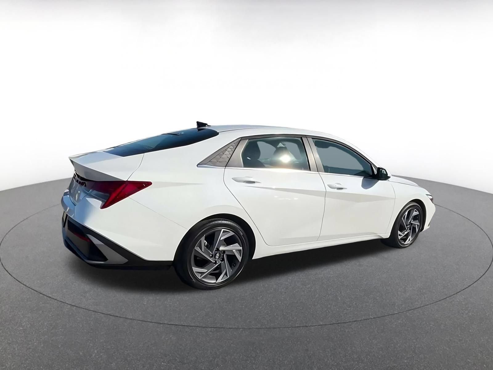 Used 2025 Hyundai Elantra SEL FWD image 14