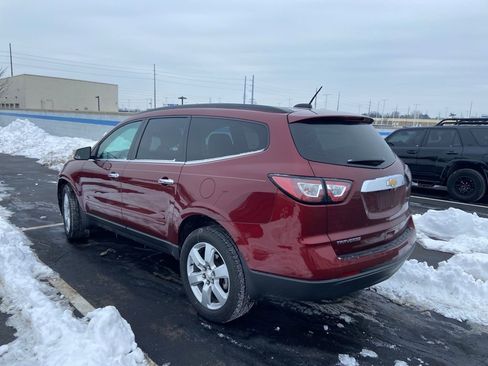 Used 2017 Chevrolet Traverse LT w/ Style and Technology Package image 3