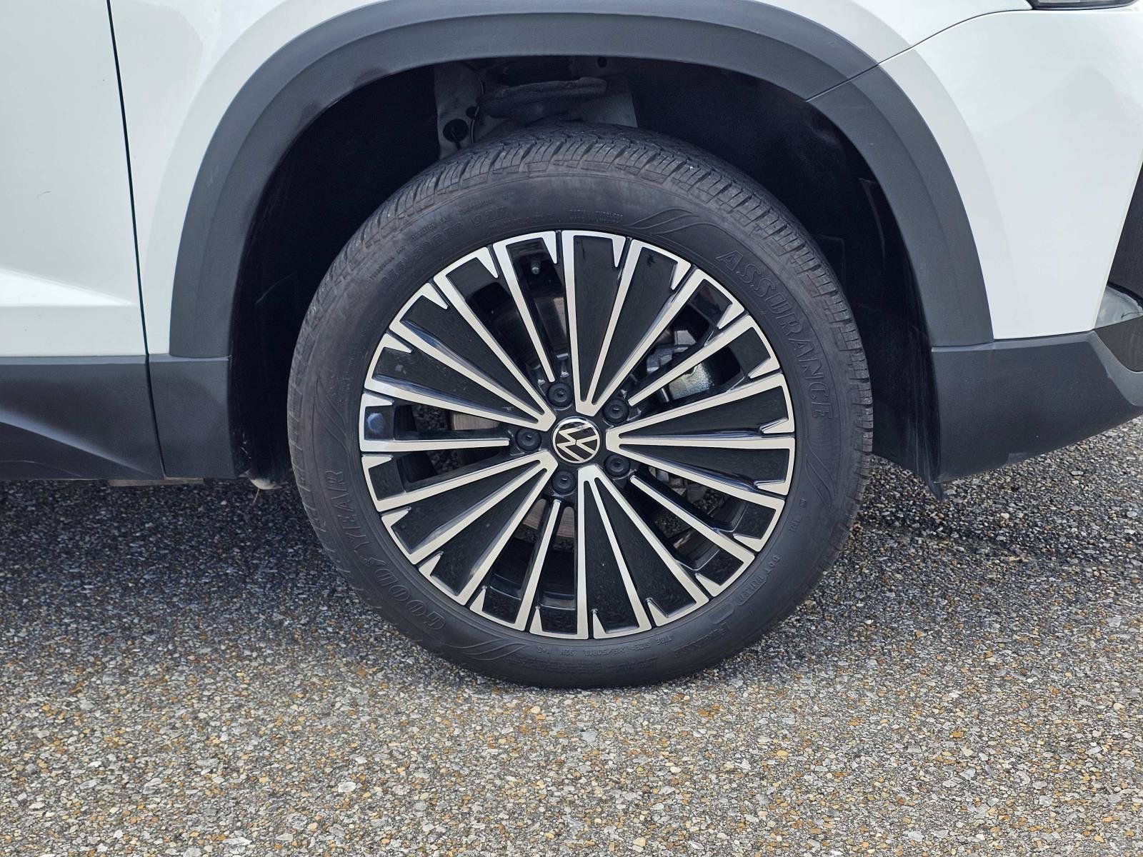 Used 2025 Volkswagen Taos SE FWD image 6