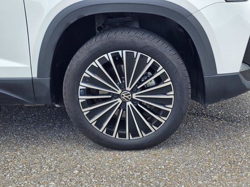 Used 2025 Volkswagen Taos SE FWD image 6
