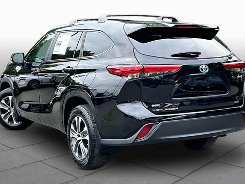 Used 2023 Toyota Highlander XLE AWD/4WD image 12
