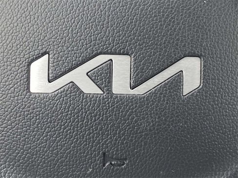 Used 2023 Kia Carnival LX image 24