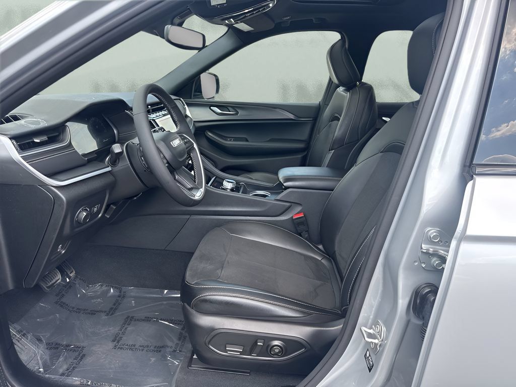 Used 2024 Jeep Grand Cherokee Altitude AWD/4WD image 9