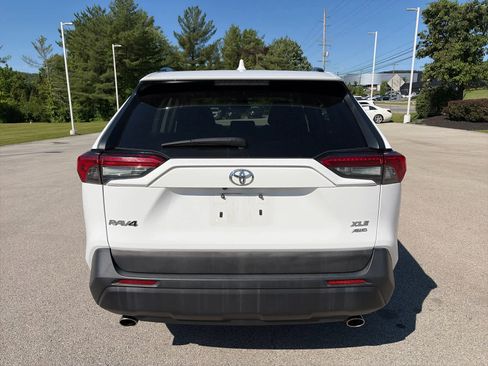 Used 2019 Toyota RAV4 XLE AWD/4WD image 3