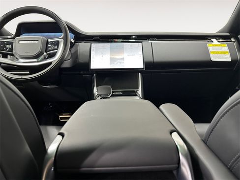 New 2025 Land Rover Range Rover Long Wheelbase SE image 11