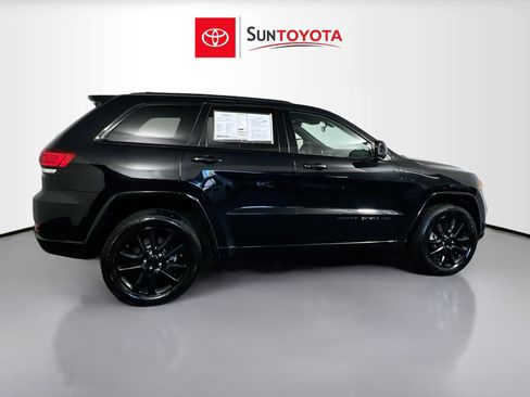 Used 2021 Jeep Grand Cherokee Laredo X image 2