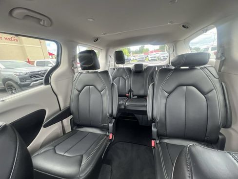 Used 2023 Chrysler Pacifica Touring-L AWD/4WD image 27
