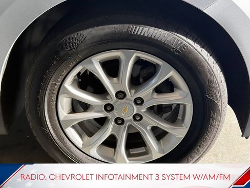 Used 2019 Chevrolet Equinox LT FWD image 2