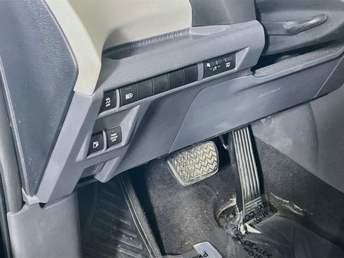 Used 2023 Toyota Sienna XLE FWD image 10