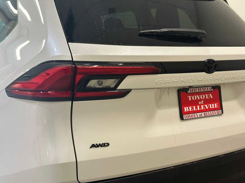 Certified 2024 Toyota Grand Highlander AWD image 7