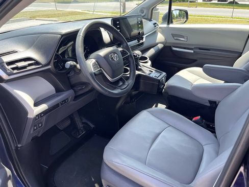 Used 2021 Toyota Sienna XLE w/ XLE Plus Package FWD image 10