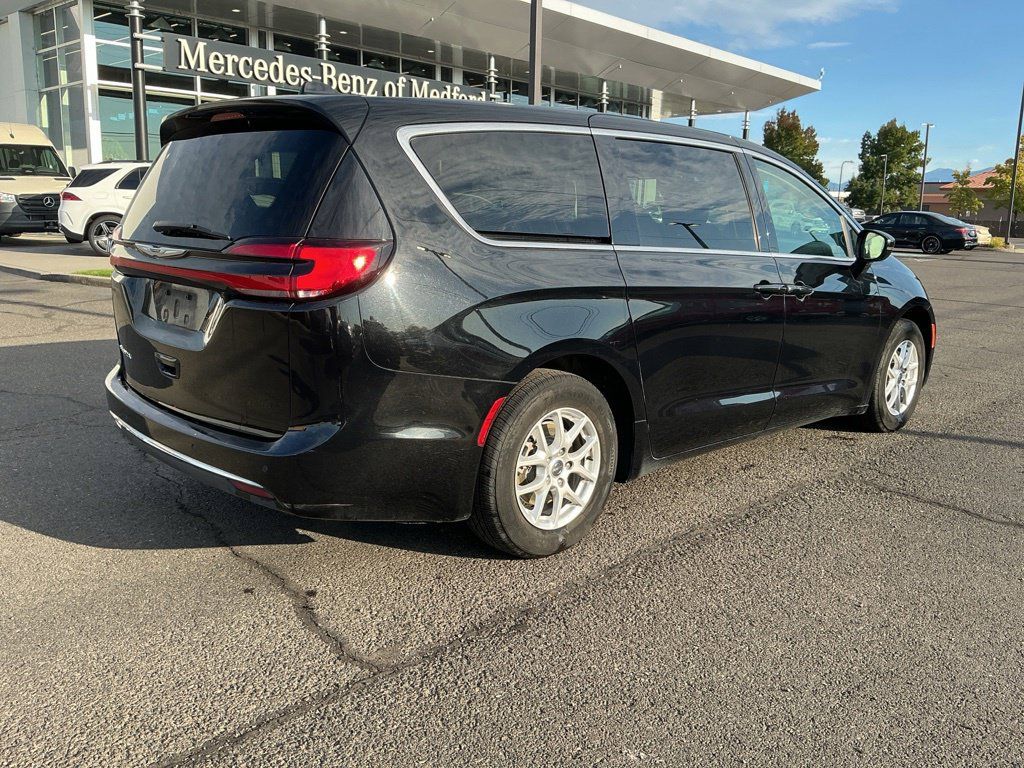 Used 2024 Chrysler Pacifica Touring-L FWD image 4