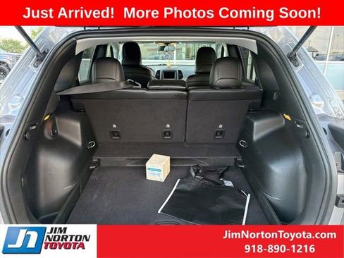 Used 2019 Jeep Cherokee Latitude Plus w/ Cold Weather Group AWD/4WD image 6