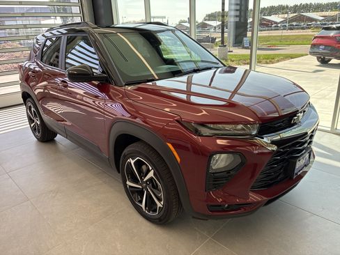 Used 2022 Chevrolet TrailBlazer RS w/ Sun and Liftgate Package AWD/4WD image 2