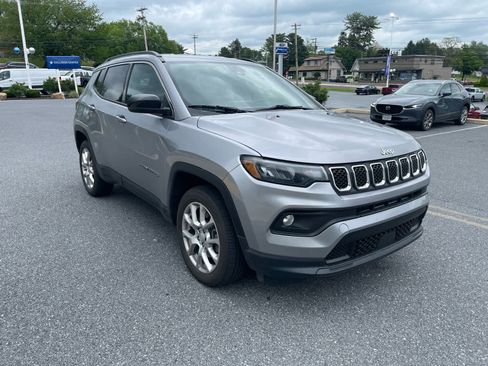 Used 2023 Jeep Compass Latitude AWD/4WD image 7