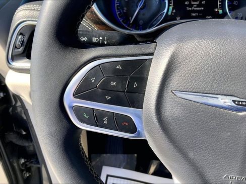 Used 2023 Chrysler Pacifica Limited FWD image 12