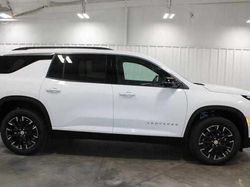 New 2026 Chevrolet Traverse LT w/ Sun and Wheel Package FWD image 11