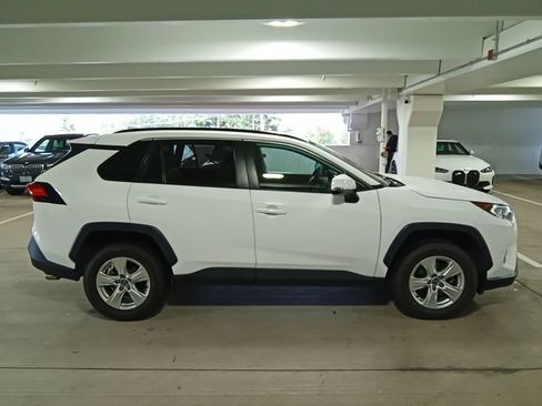 Used 2021 Toyota RAV4 XLE AWD/4WD image 4