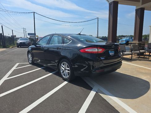 Used 2016 Ford Fusion SE image 4