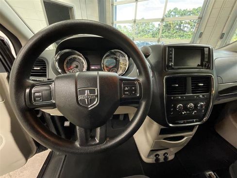 Used 2019 Dodge Grand Caravan SE image 16