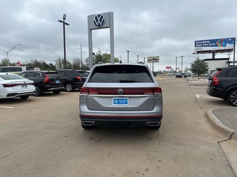 Used 2024 Volkswagen Atlas SE w/ Black Wheel Package AWD/4WD image 6