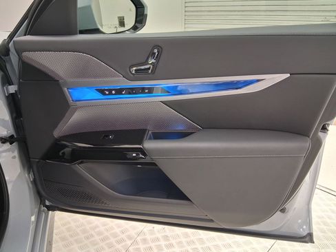 Used 2023 BMW 760i xDrive image 32