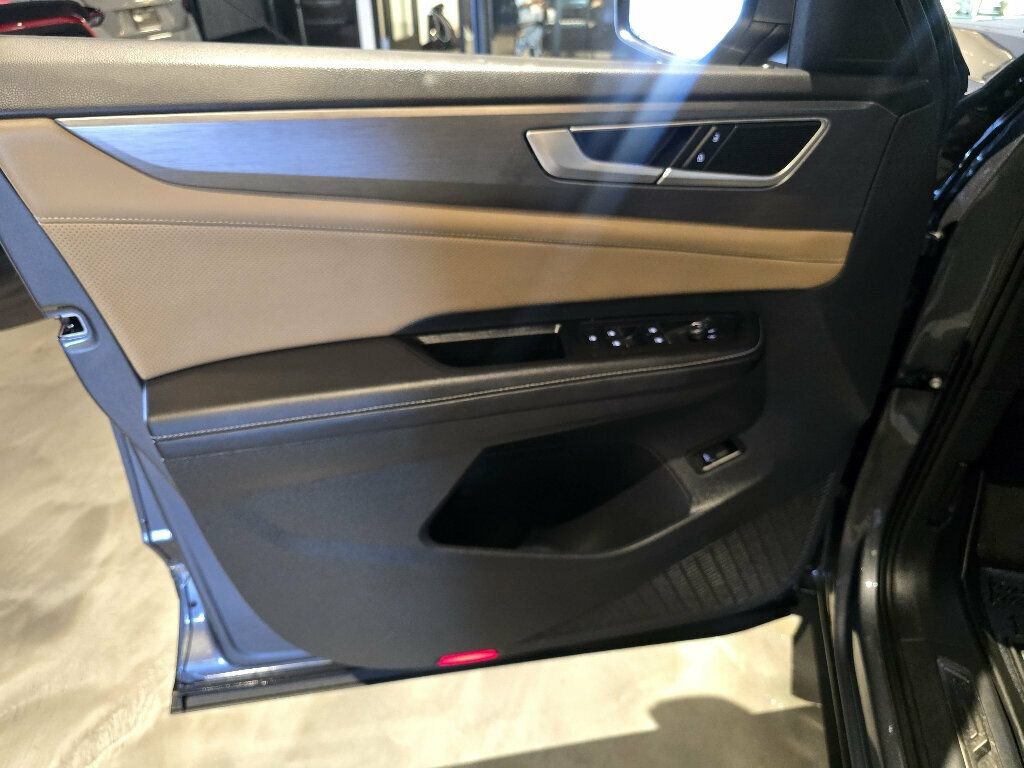 Used 2024 Volkswagen Atlas Cross Sport SE w/ Panoramic Sunroof Package FWD image 14