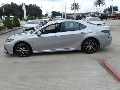 Used 2024 Toyota Camry SE FWD image 4