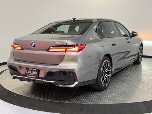 Used 2024 BMW 740i image 7