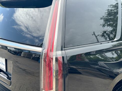 Used 2018 Cadillac Escalade Platinum RWD image 27